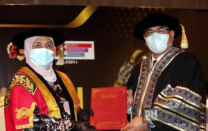 Ketua Menteri Melaka terima PhD dari LUC